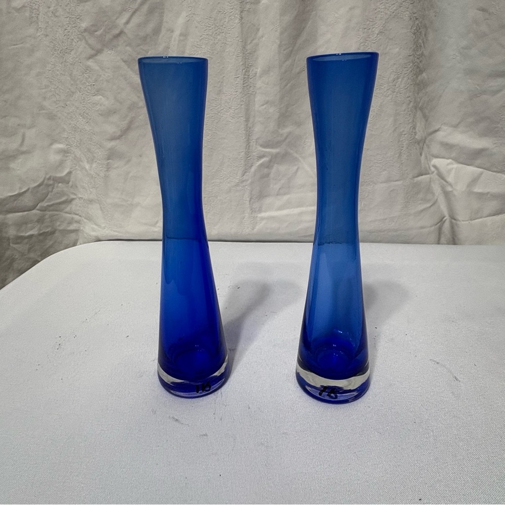 Elegant cobalt blue glass hourglass-shaped bud vases - Picture 2 of 6